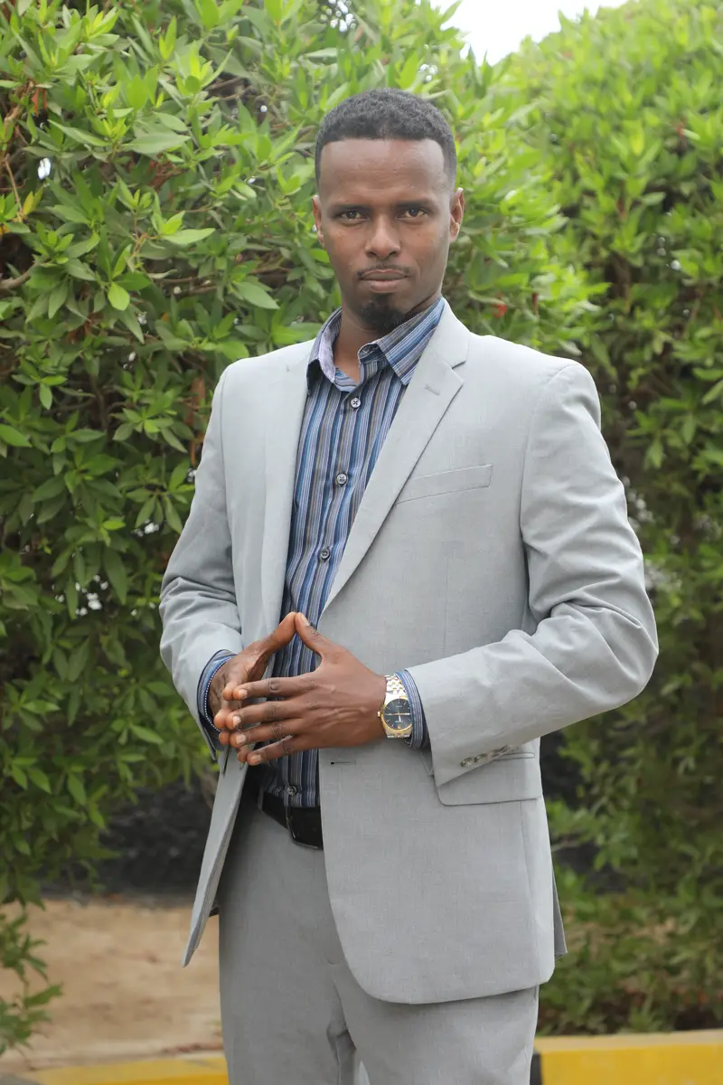 Portrait de Yacoub Aden Miguil en costume clair.