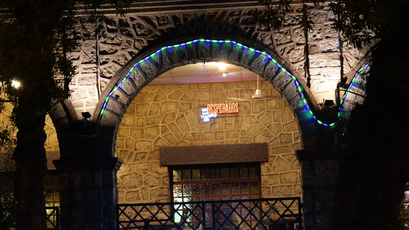 Arche de pierre éclairée la nuit.