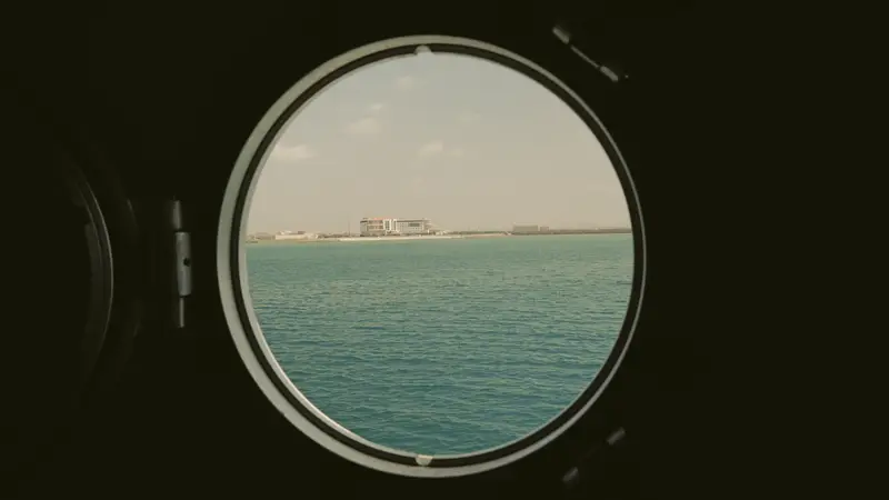 La mer vue à travers un hublot.
