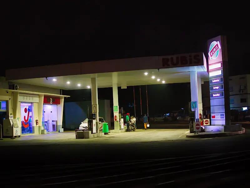 Station-service éclairée dans la nuit.